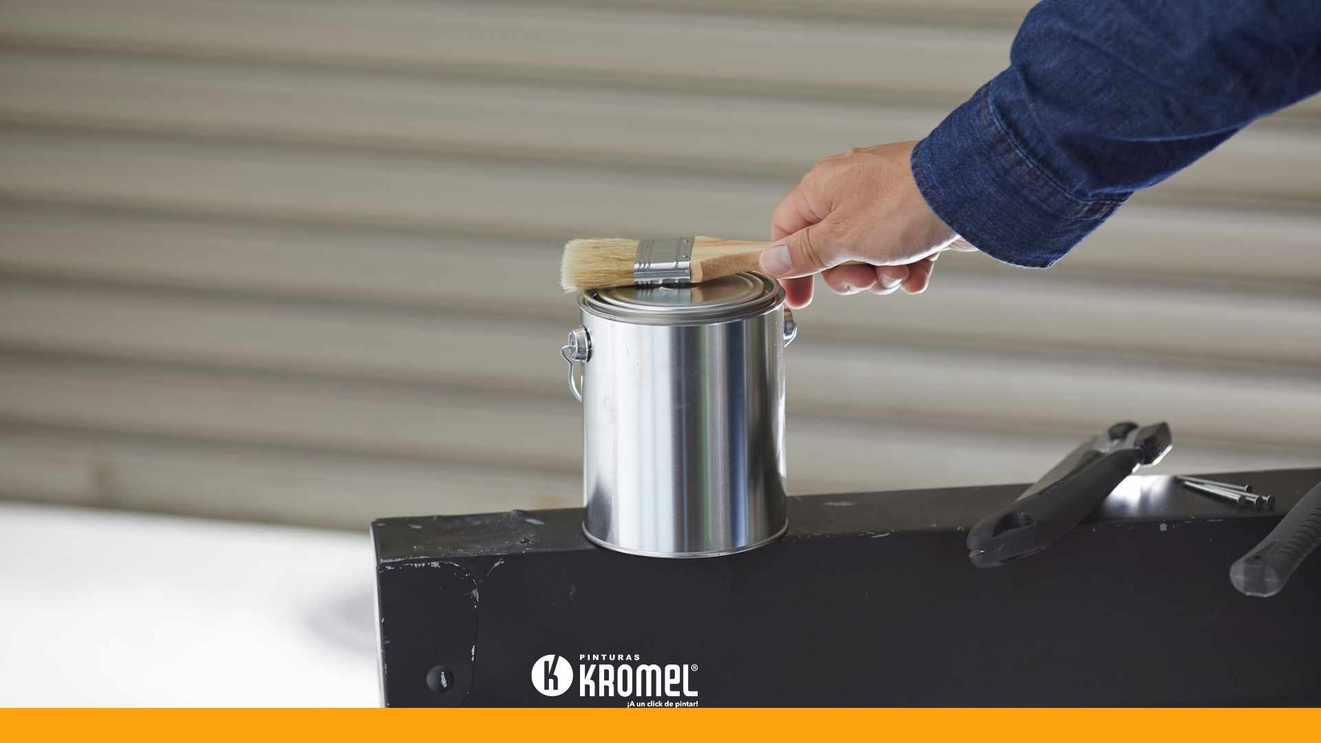 Cómo proteger estructuras exteriores con pintura para metal en verano